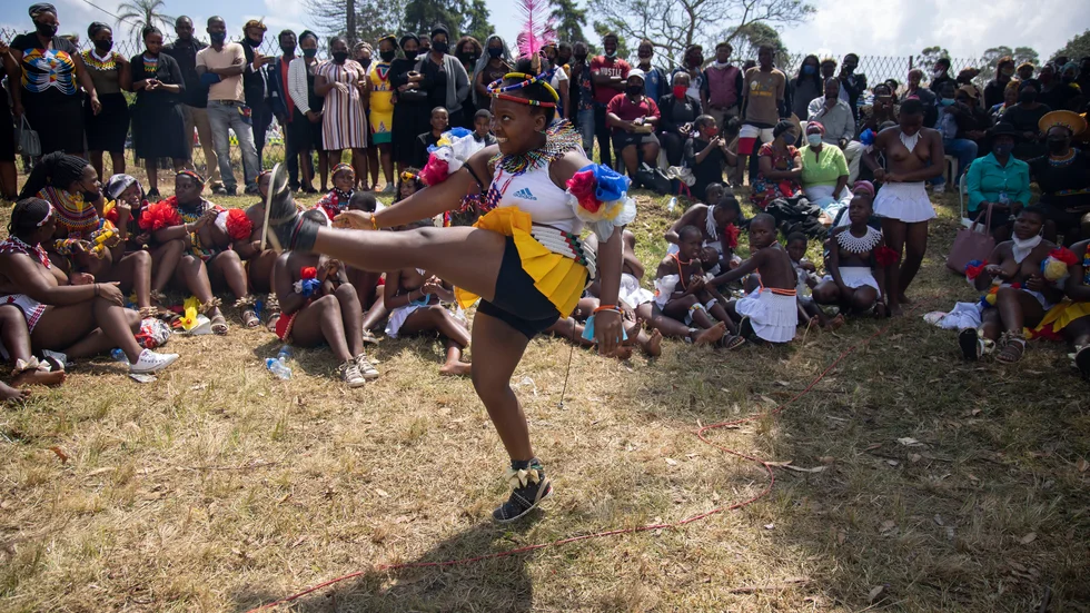 En traditionell zuludans framförd vid minnesceremonin för zulukungen Goodwill Zwelithini som avled i Sydafrika i mars. Nu har hans hustru, drottning Shiyiwe Mantfombi Dlamini Zulu, som efterträdde honom på tronen också dött.
