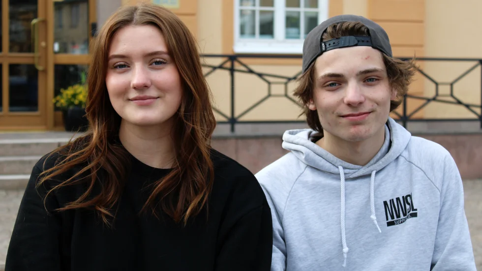 Engla Horste och Alfons Ambrosiani berättar att deras betyg blivit sämre och att distansundervisningen tärt på dem. "Man tappar det sociala och blir galen", säger Engla Horste.