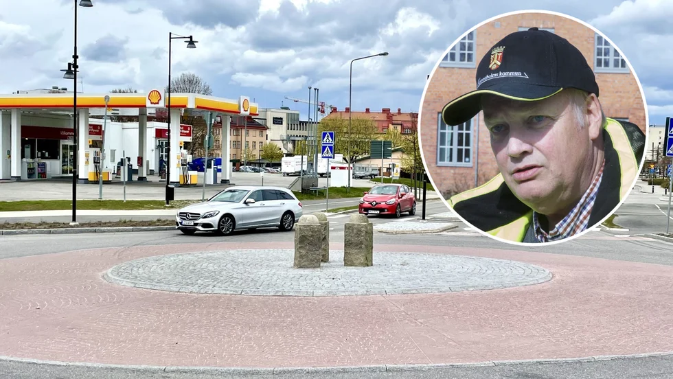 Erland Fröjd hoppas att de nya pollarna ska förhindra att bussar och lastbilar sneddar över rondellen. 
