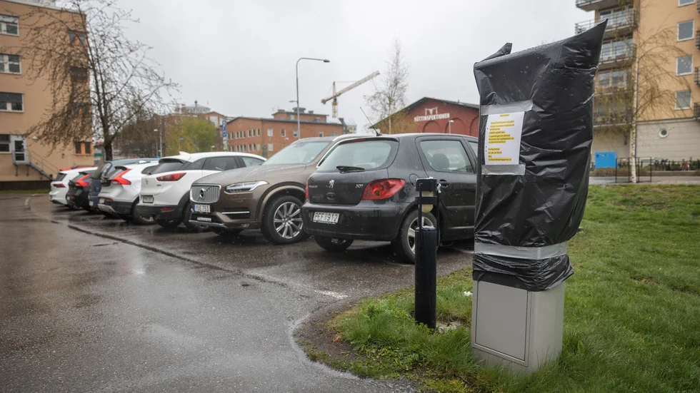 Att parkeringsplatser upphört och att Uppsala förbereder sig inför spårväg gör det svårt för den som måste parkera varje kväll. Det har blivit katastrof, tycker insändarskribenten.