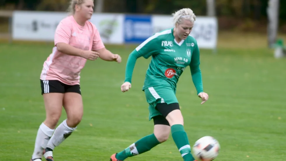 IK Tuns Emmelie Jönsson hade ett av de stora lägena att kvittera mot slutet, men i stället kunde Stureby göra 4–2 i slutminuten.