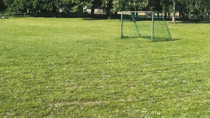 En 16-årig pojke anklagas för att ha sladdat med en A-traktor på en fotbollsplan i Rimforsa. Bilden är hämtad ur förundersökningen och är inte tagen i anslutning till händelsen.