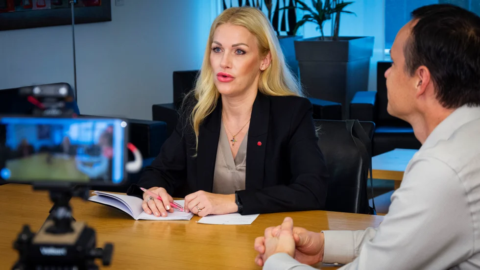 Ett snabbt men samtidigt väl avvägt beslut. Så beskriver Emma Engelmark (S) beslutet att bygga en ny skola för årskurs 4-9 på Hertsön. Nämnden är enig. Till höger Arne Nykänen (C).