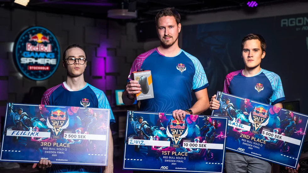 Erik Atterlöf (i mitten) gläds över beskedet att e-sporten väljs in i Riksidrottsförbundet