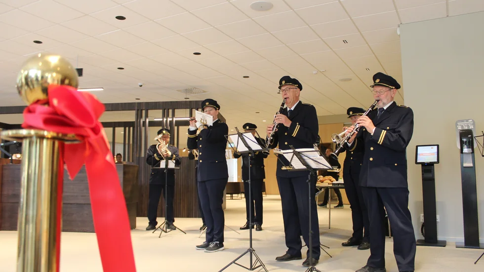 Åtvidabergs musikkår värmde upp med marschmusik på Adelswärdsgatan, innan man tågade in i banken för bandklippning. 
