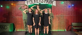 Nyskriven musikfars med slagdängor från 40-talet