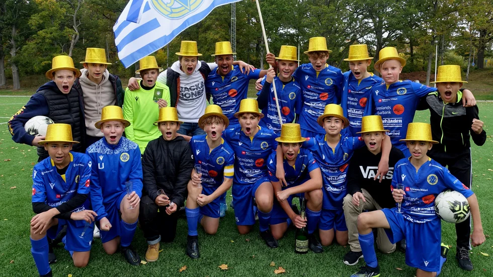 Större delen av VFC-gänget som lyckades så bra i U13-14-matcherna. Bakre raden från vänster Ebbot Svensson, Arvid Johansson, Kasper Enterlid, Leo Thorsén, Rayan Khalifa, Vincent Karlsson, Wiggo Persson, William Larsson, Mattis Claesson, Ibrahim Kara Mohamed. Främre raden från vänster Wassim Abdul Hamid, Linus Jatkola, Yazan Bairkdar, Arvid Skoog, Wille Söderberg, Melvin Furén, Matin Mohabbat, Valter Helminen, Soleman Abu Chukur.
