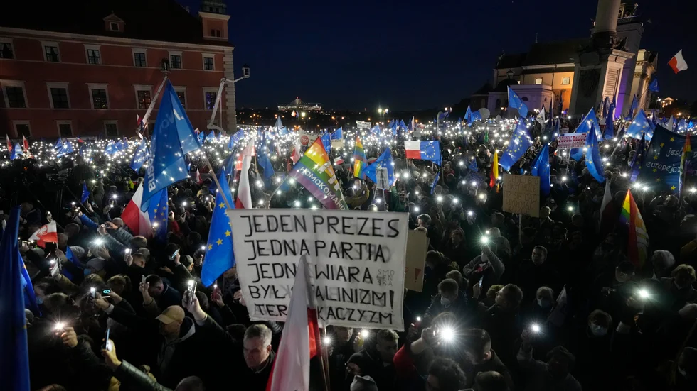 Massiva manifestationer till stöd för Polens EU-medlemskap.