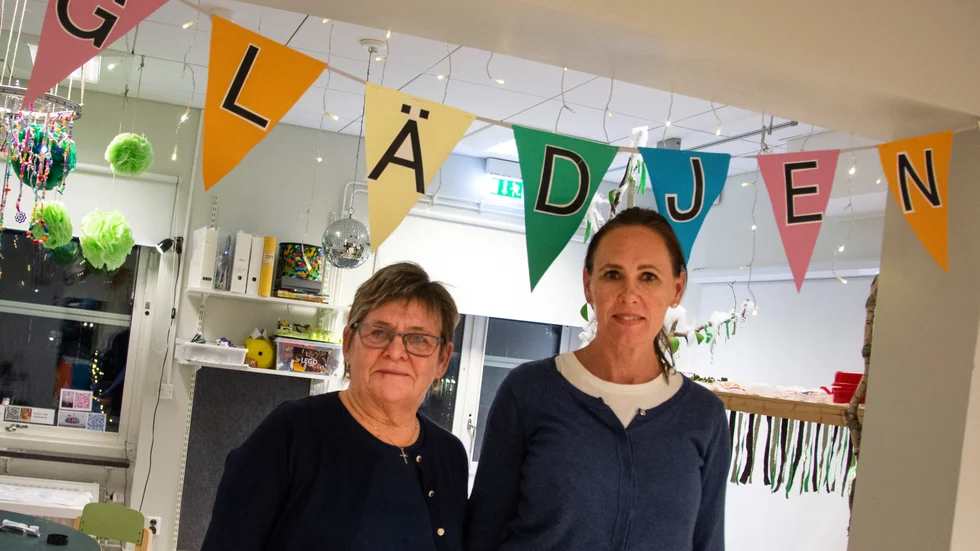 Pensionärerna stöttar upp den asnträngda bemanningen inom barnomsorgen i Luleå. 69-åriga förskolläraren Anita Pohjanen vikarierar sedan några år tillbaka på Charlottendahls förskola, med Maria Ekström, 47 år, som kollega. "Jag älskar mitt jobb", säger Anita. 