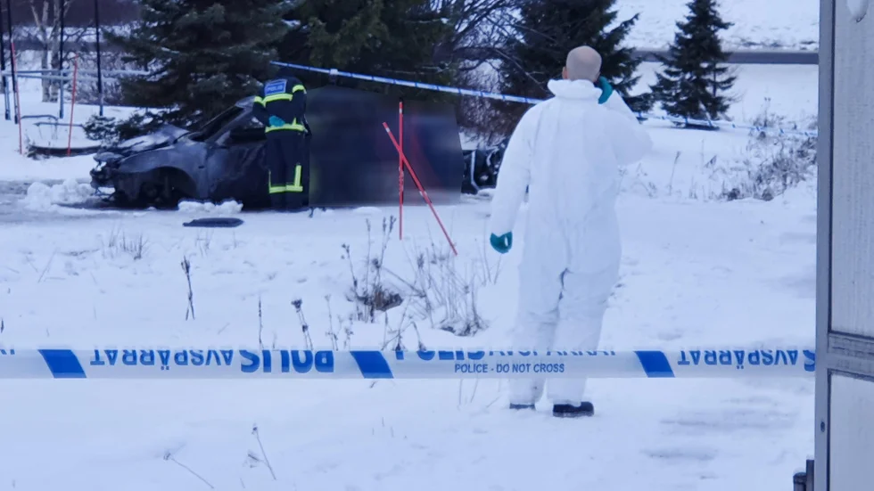 En person hittades död i en utbrunnen bil i Pajala. Under torsdagen har polisens tekniker varit på platsen för en undersökning.
