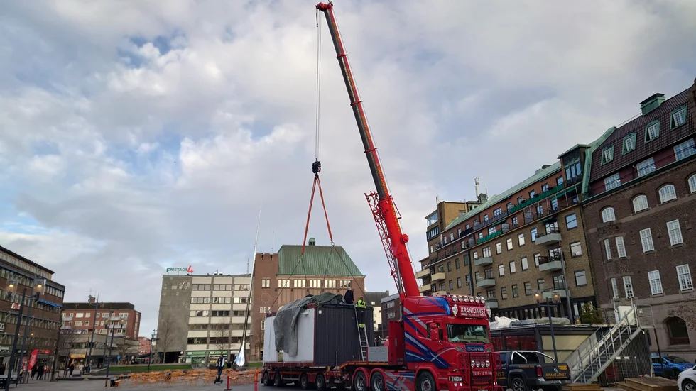 Något försenat. På torsdagen flyttades Glashuset bort från Fristadstorget.