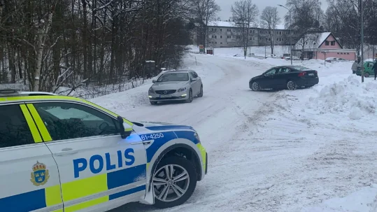 Den åtalade mannen fastnade i en snödriva på Björkmossavägen. Han fick sedan följa med polispatrullen för provtagning.