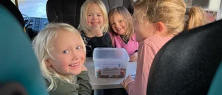 Följ med barnen i förskolebussen som ska försvinna: "Vi är ingen utflyktsbuss"