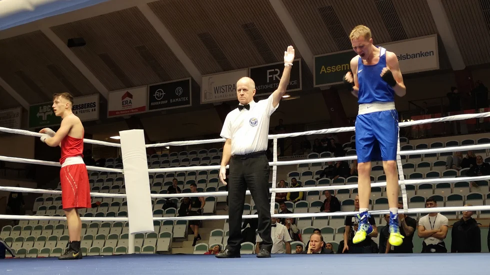 Jonathan Johnsson jublar efter en seger under boxningsgalan.