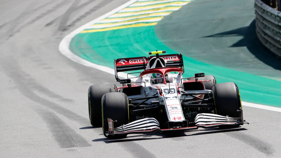 Zhou Guanyu den första kinesiska föraren i F1, när han nu ansluter sig till Alfa Romeo. På bilden kör hans stallkamrat Antonio Giovinazzi under brasilianska Grand Prix som anordnades i helgen som var.
