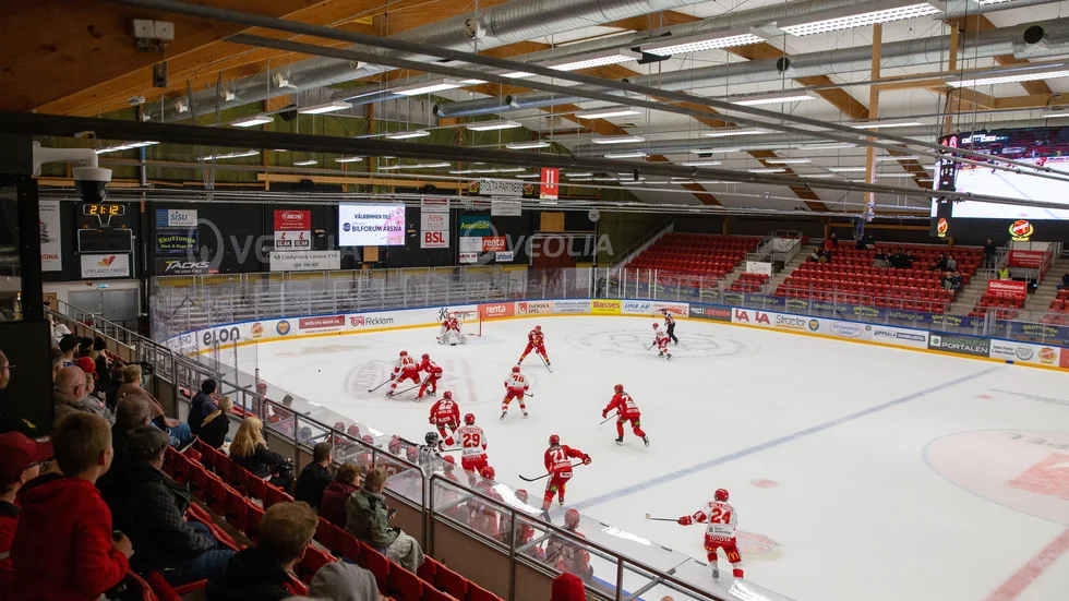 Almtuna har det kämpigt på isen och med ekonomin. Tillväxtverket kräver nu tillbaka pengar från klubben för tidigare utbetalat permitteringsstöd.