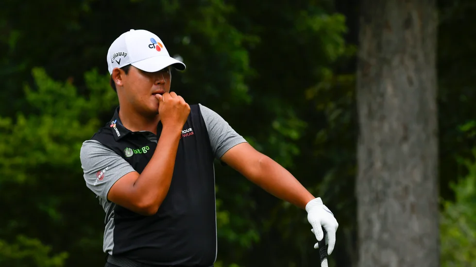 Kim Si-Woo betraktar ett av sina utslag i WGC-tävlingen i Tennessee.