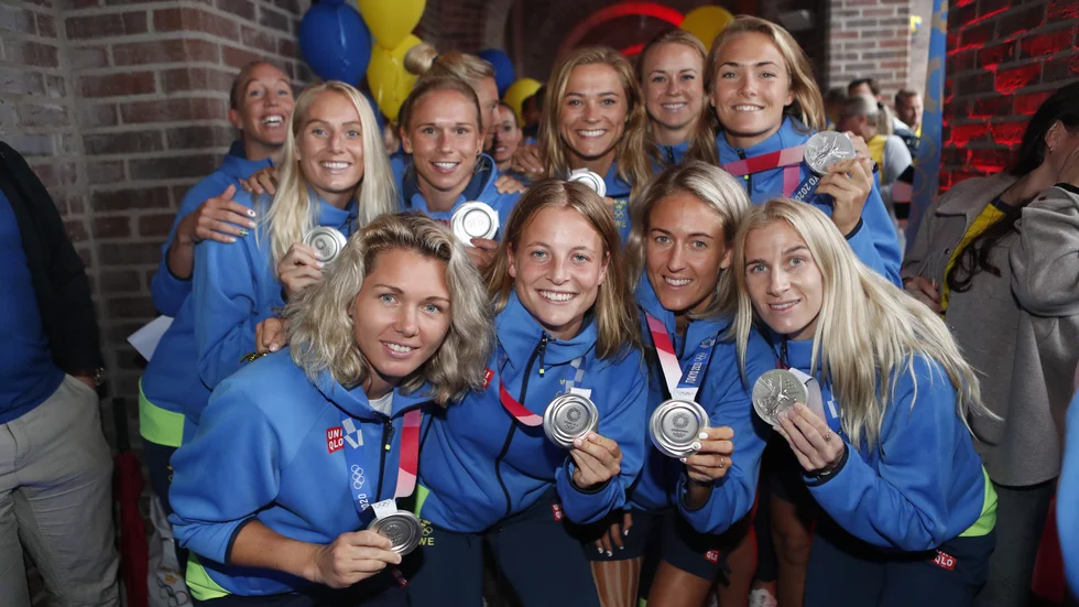 Fotbollslandslaget visar upp sina silvermedaljer på Stockholms Stadion efter att de kommit hem från Tokyo och sommar-OS.