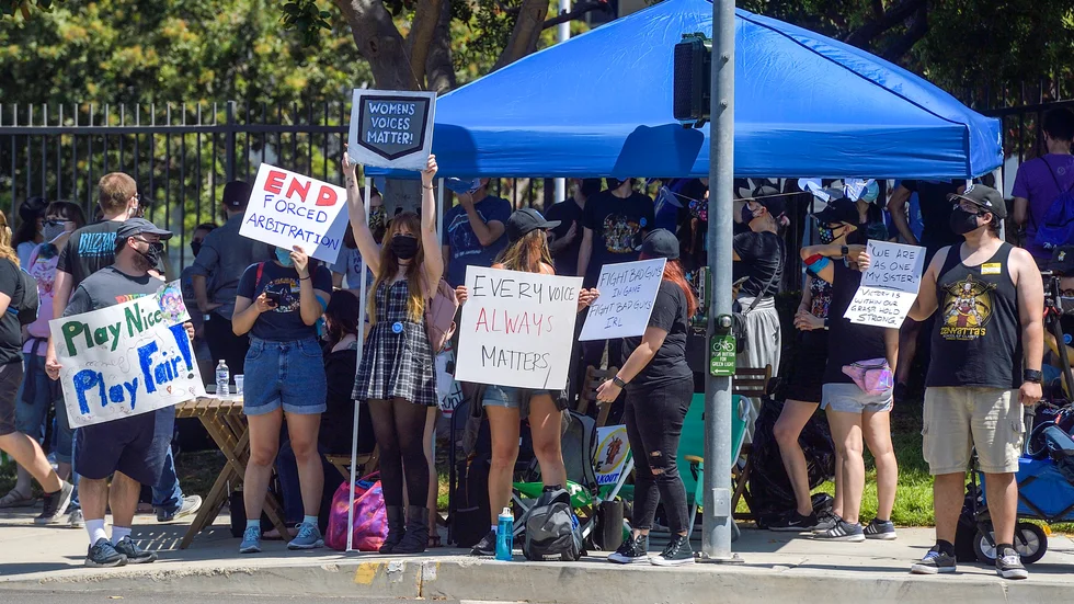Anställda vid Blizzard Entertainment protesterar för bättre arbetsförhållanden utanför speljättens lokaler i Kalifornien. Arkivbild.
