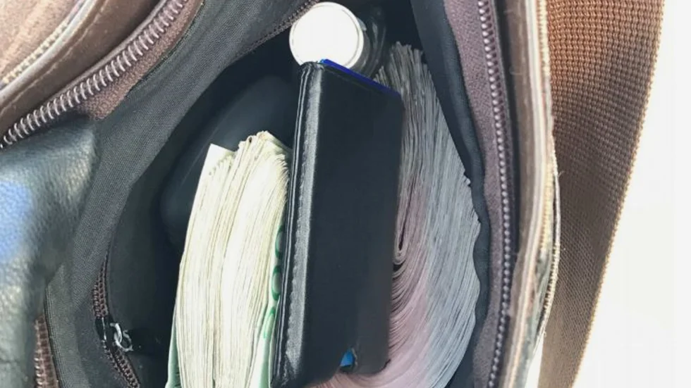 Drygt 81000 kronor i kontanter i en av 19-åringarnas väskor.