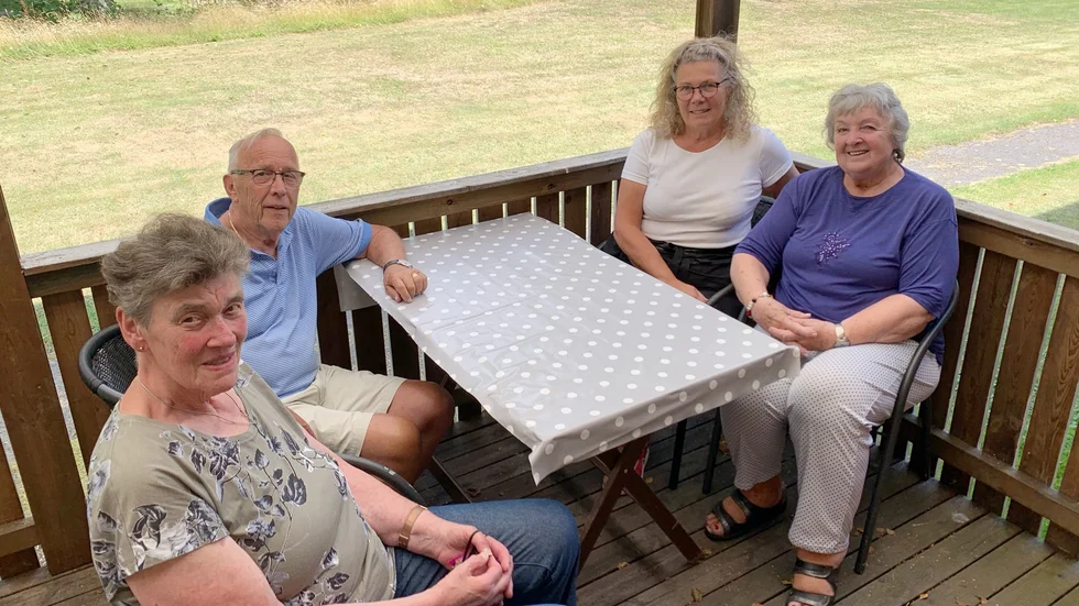Jan-Erik Lövbom från SPF Östergötland, Marie Reifelton, Mari-Anne Andersson från SKPF och Gunilla Dahlgren sitter ute en sväng innan det är dags för eftermiddagsfika.