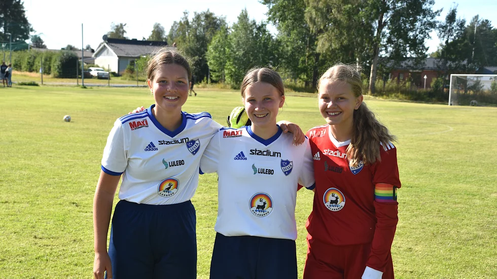 Ninni Aspgren (t.v), Molly Larsson (mitten) och Emmy Konstenius ler efter sin första riktiga match efter pandemin. IFK Luleå vann också matchen mot Lira BK med 4–1.