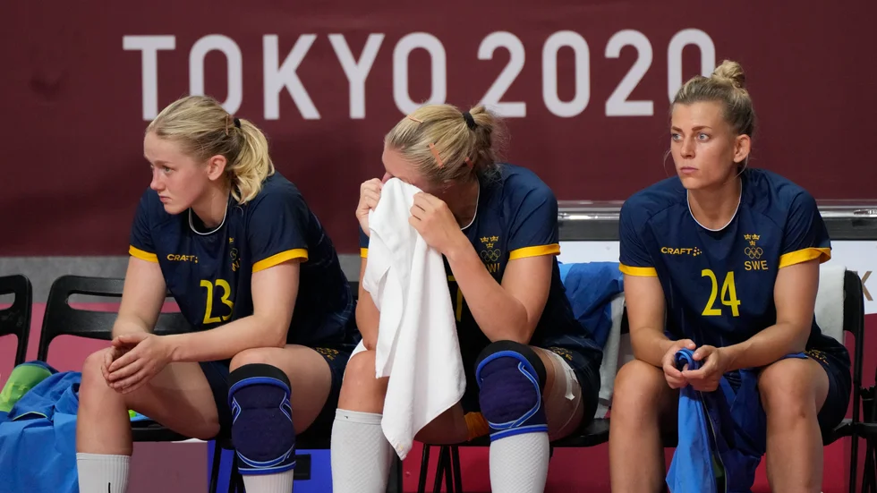 Emma Lindqvist (till vänster), Linn Blohm och Nathalie Hagman deppar efter förlusten i OS-semifinalen mot Frankrike.