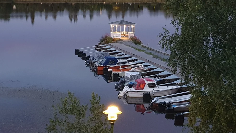 Skurholmsfjärden ligger spegelblank.