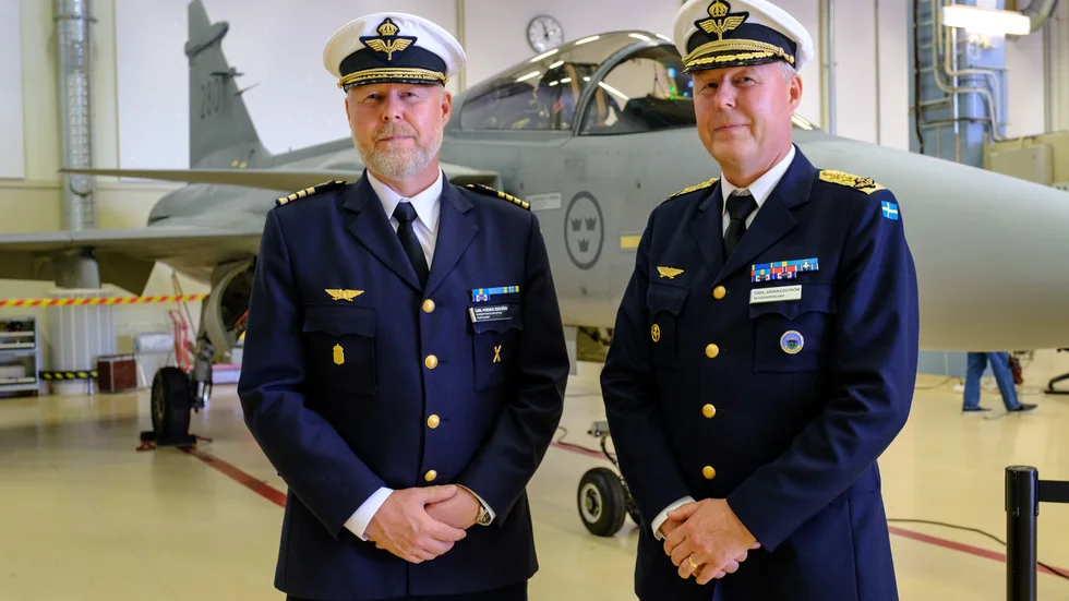 Tvillingbröder med karriärer inom Flygvapnet. Carl-Fredrik Edström, tv, är nu ny chef för Norrbottens flygflottilj. Carl-Johan Edström är flygvapenchef.