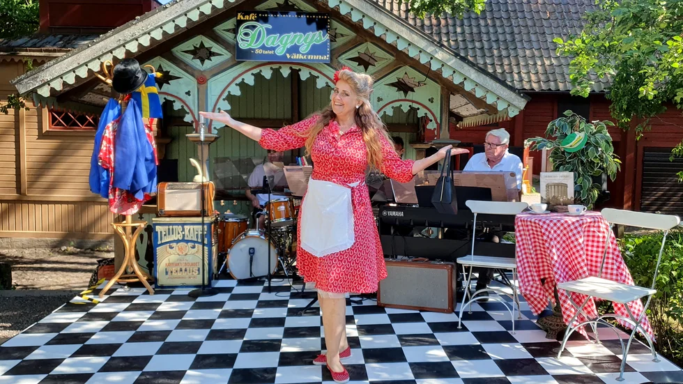 Tina Holmgren spelar titelrollen som Dagny. I dag, onsdag 21 juli, är det premiär i trädgården bakom Dahlbergs café i Gamla Linköping.  