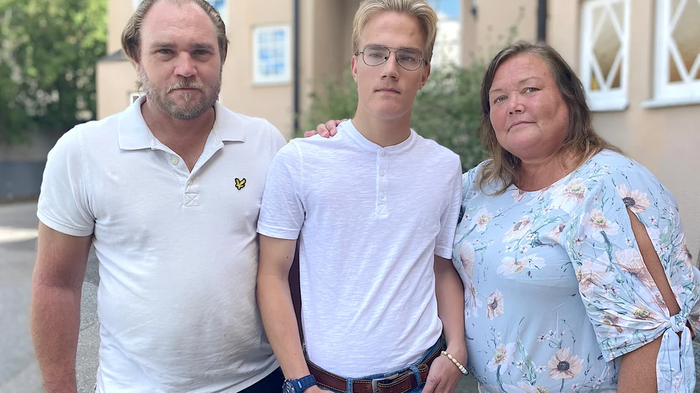 Familjen Hjälte efter att Hugo blev överfallen. Pappa Jonas, Hugo och mamma Helene.
