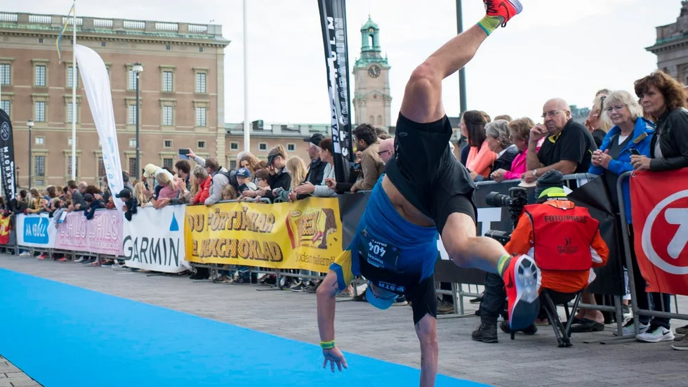 Daniel Tegfors uppmärksammade målgång i Stockholm halvmarathon den 7 september 2019. Kan man förvänta sig något liknande när Strängnäs stadslopp avgörs 21 augusti?