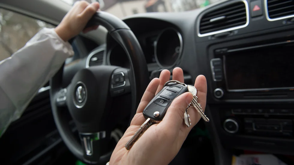 Mannen visste om var bilnycklarna var eftersom kvinnan tidigare berättat om det för honom, men han hade inte lov att ta dem eller låna bilen, enligt kvinnan.