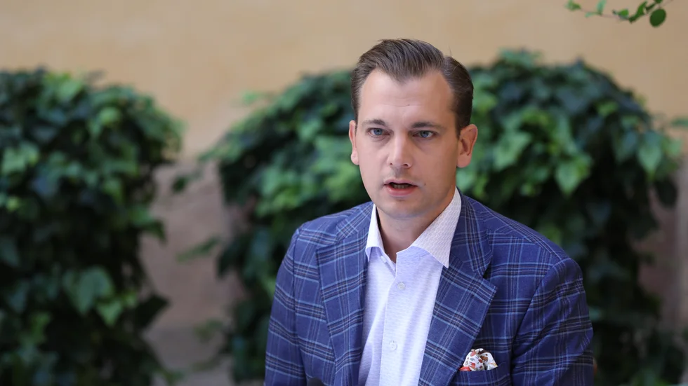 Per Olsson Frid (MP), minister för internationellt utvecklingssamarbete, vid regeringens sommarfika på torsdagen.