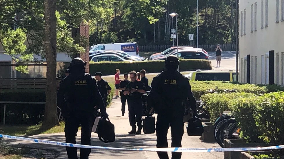 Bombtekniker på väg till lägenheten.