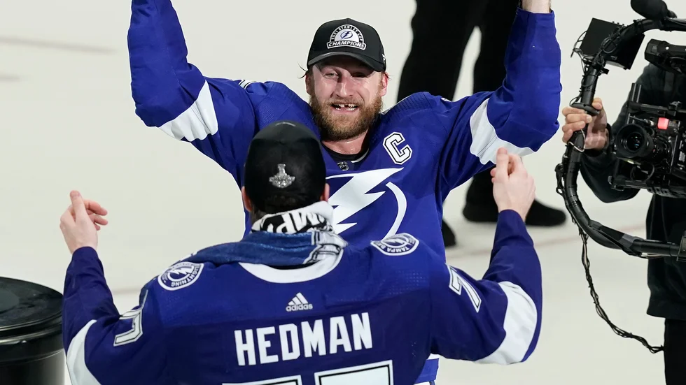 Steven Stamkos, Victor Hedman och resten av gänget i Tampa Bay inleder nästa NHL-säsong den 12 oktober. Här en bild från finalen den7 juli.