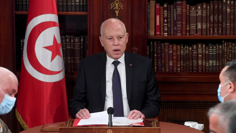 Tunisiens president Kaïs Saied leder ett möte med armén och polisen. För en vecka sedan avsatte presidenten premiärminister och stängde ned parlamentet.
