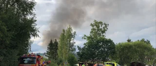 Verkstad i Hållsta i lågor – gasflaskor fanns i byggnaden: "Bara skalet kvar"