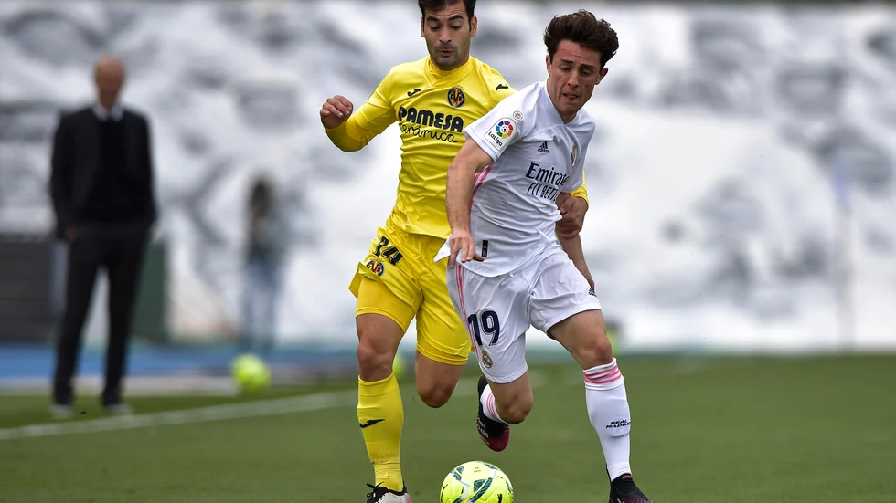Real Madrids Alvaro Odriozola, höger, har smittats av covid-19. Arkivbild.