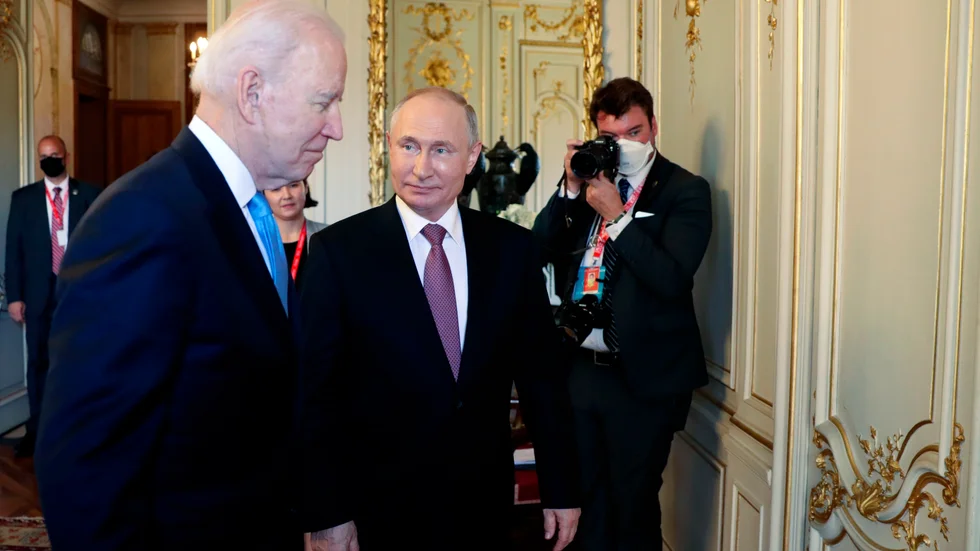 USA:s president Joe Biden med Rysslands motsvarighet Vladimir Putin vid ett toppmöte i Genève den 16 juni.