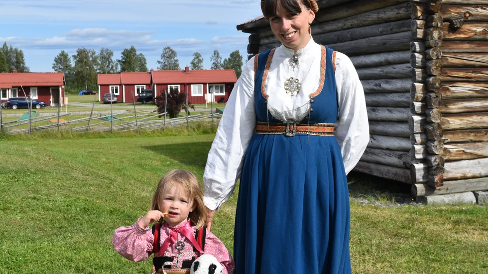 Sigrid Ottosson höll på fredagen i en viskurs. Hennes mamma är från Norge och på bilden står hon i norsk folkdräkt tillsammans med dottern Karin Turesson.
