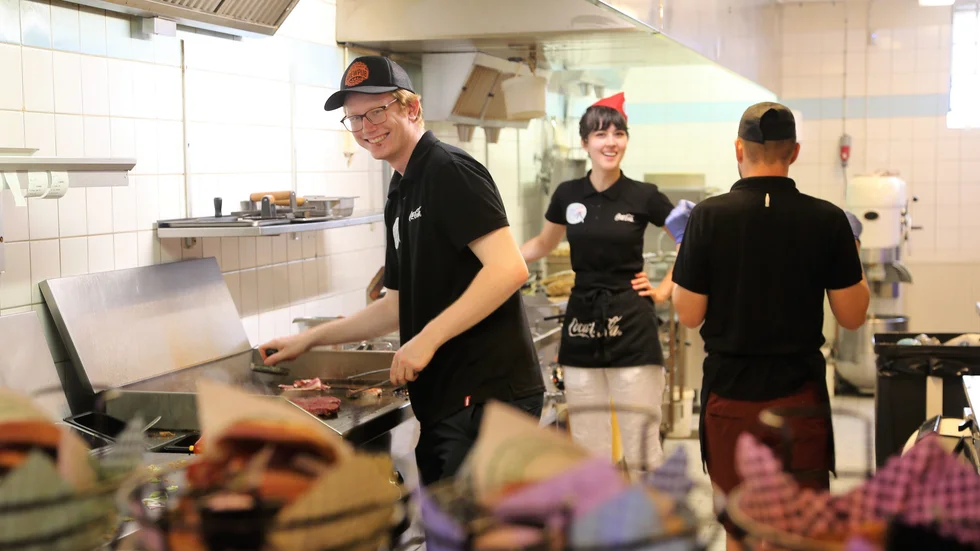 Erik Lindström steker hamburgare mitt i lunchruschen på Mels Diner i Visby hamn.