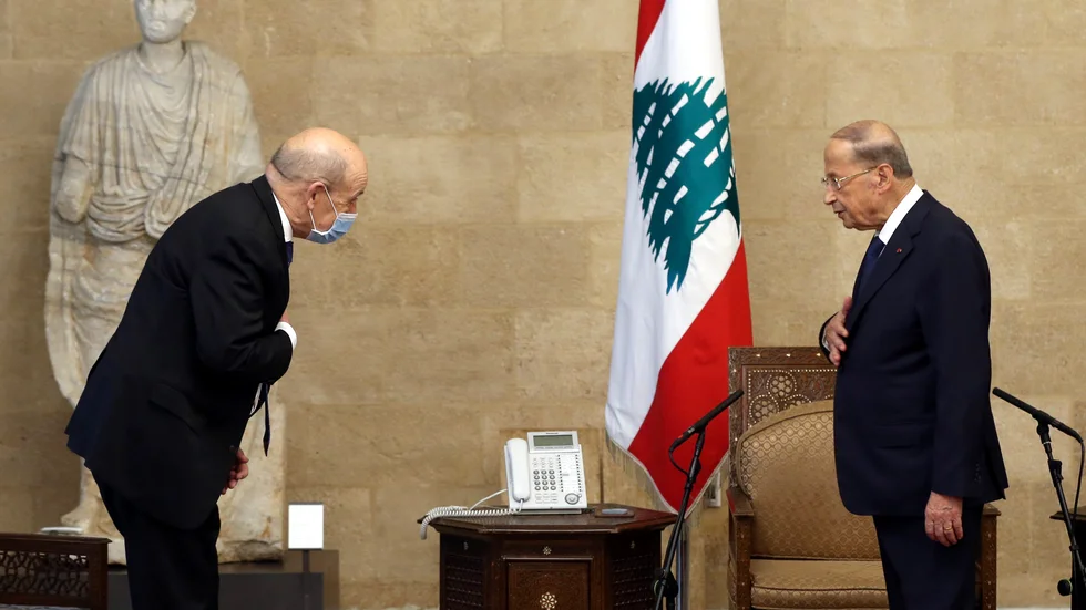Frankrikes utrikesminister Jean-Yves Le Drian (till vänster) i ett möte med Libanons president Michel Aoun i Beirut.