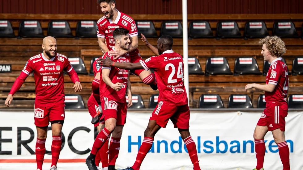 Piteå IF lyfter efter två raka segrar. Här är det Filip Stankovic som hoppar upp på Sia Jamehdar efter 1–0-målet.
