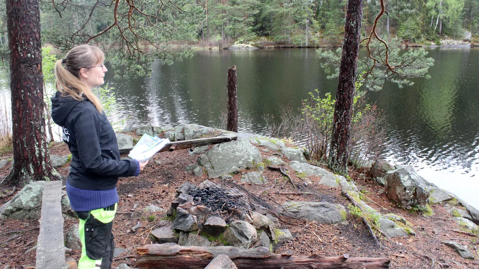 Marika Sjödin vid grillplatsen i Ormlångenskogens naturreservat.