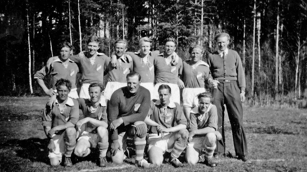 Ett lag av Odensvis IF upplagor från 1930-talet. Knästående från vänster: Hannu Alho, Sölve Eriksson, John Nilsson, Arne Sääv, Holger Karlsson. Stående från vänster: Sture Bergström, Stig Johansson, Alrik Johansson, Sten-Olof Johansson, Inge Lindersson, Aldor Lingefeldt.