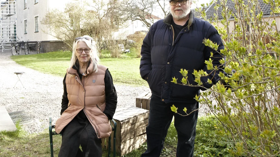 Lisa Hollner och Pelle Randberg har svårt att förstå varför någon stal blommorna. "Kanske ville ta hem blommorna till frugan", säger Pelle.