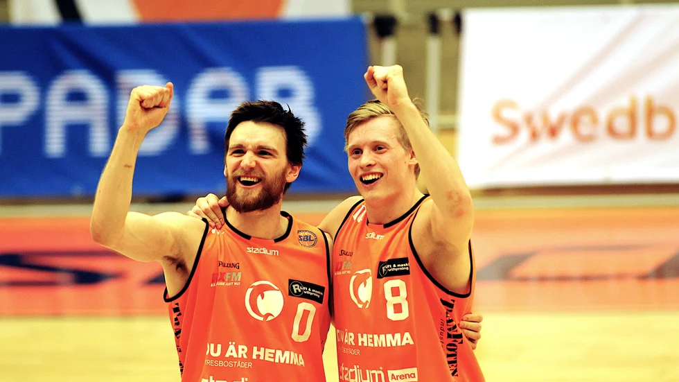 Knutna segernävar. Tim Schüberg och Felix Terins firar efter en lyckad avslutning i första semifinalen. 1–0 till Dolphins. 