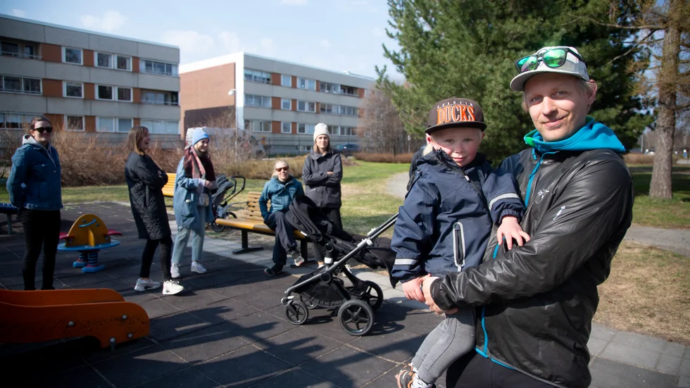 Calle Wallstén, 3, från Piteå: "Jag ska leka med mina leksaker i mitt rum." Pappa Anton Wallstén. 34, planerade att äta räkmackor under fredagskvällen. "Blir det bra väder i helgen ska jag nog sola också."