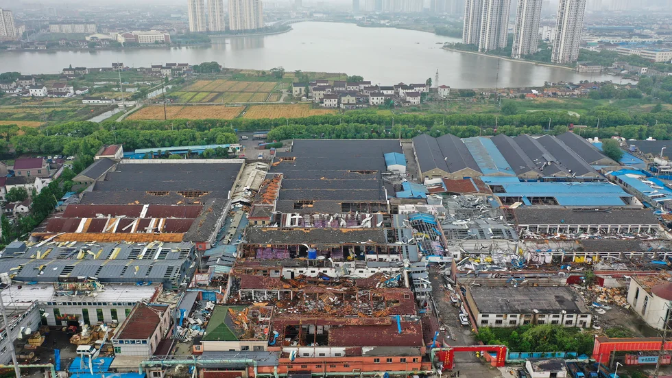 Tornadoskadade byggnader i staden Suzhou i provinsen Jiangsu.